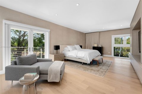 House in Coral Gables, Florida 5 bedrooms, 527.78 sq.m. № 1948533 - photo 19