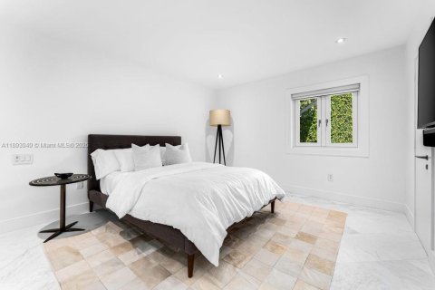 House in Coral Gables, Florida 5 bedrooms, 527.78 sq.m. № 1948533 - photo 23