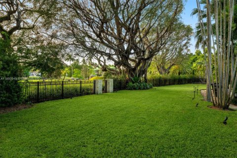 House in Coral Gables, Florida 5 bedrooms, 527.78 sq.m. № 1948533 - photo 10