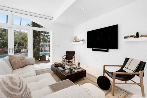 House in Coral Gables, Florida 5 bedrooms, 527.78 sq.m. № 1948533 - photo 15