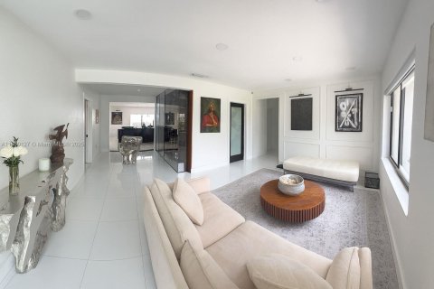 House in Miami, Florida 3 bedrooms, 190.45 sq.m. № 1886629 - photo 6