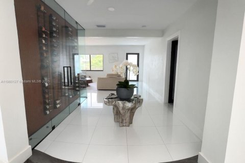 House in Miami, Florida 3 bedrooms, 190.45 sq.m. № 1886629 - photo 3