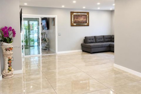 Casa en venta en Miami, Florida, 4 dormitorios, 69.58 m2 № 2281775 - foto 5