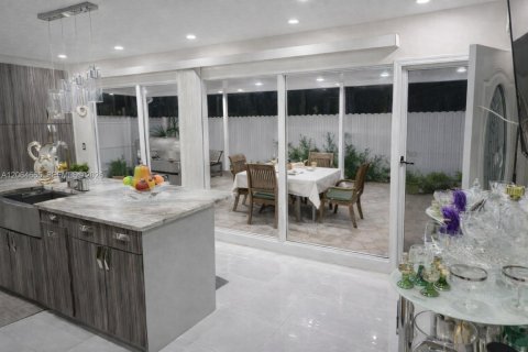 Casa en venta en Miami, Florida, 4 dormitorios, 69.58 m2 № 2281775 - foto 2