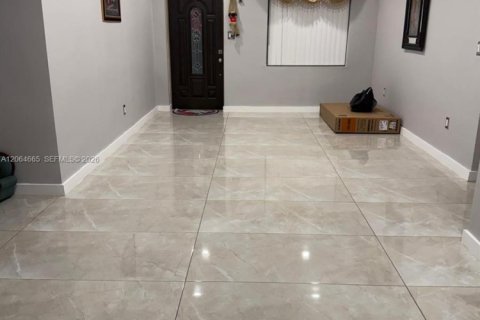 Casa en venta en Miami, Florida, 4 dormitorios, 69.58 m2 № 2281775 - foto 4
