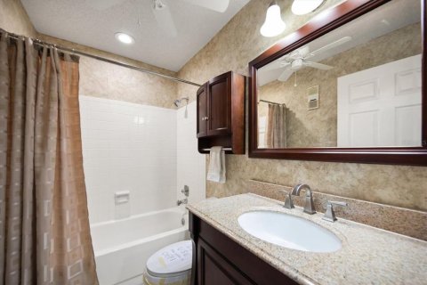 Condo in Saint Petersburg, Florida, 2 bedrooms № 2122634 - photo 28