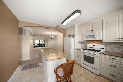 Condo in Saint Petersburg, Florida, 2 bedrooms № 2122634 - photo 5