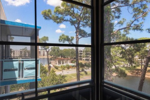 Condo in Saint Petersburg, Florida, 2 bedrooms № 2122634 - photo 17