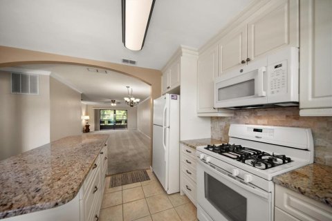 Condo in Saint Petersburg, Florida, 2 bedrooms № 2122634 - photo 6