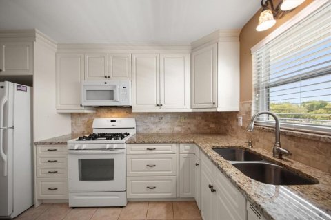 Condo in Saint Petersburg, Florida, 2 bedrooms № 2122634 - photo 4