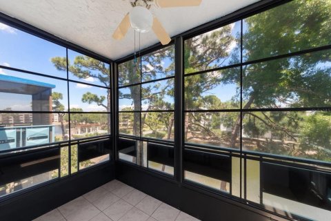 Condo in Saint Petersburg, Florida, 2 bedrooms № 2122634 - photo 16
