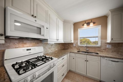 Condo in Saint Petersburg, Florida, 2 bedrooms № 2122634 - photo 8