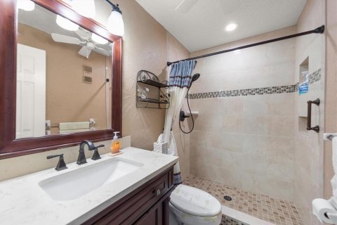 Condo in Saint Petersburg, Florida, 2 bedrooms № 2122634 - photo 23