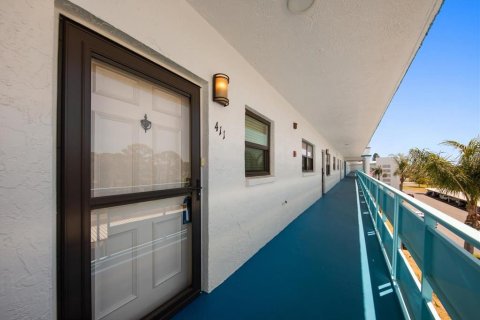 Condo in Saint Petersburg, Florida, 2 bedrooms № 2122634 - photo 2