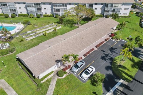 Купить виллу или дом в Халландейл-Бич, Флорида 2 спальни, 97.55м2, № 1958563 - фото 1