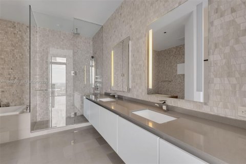 Condominio en alquiler en Miami, Florida, 2 dormitorios, 130.16 m2 № 2004379 - foto 13