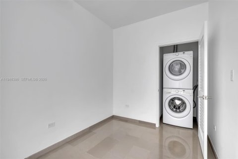 Condominio en alquiler en Miami, Florida, 2 dormitorios, 130.16 m2 № 2004379 - foto 9