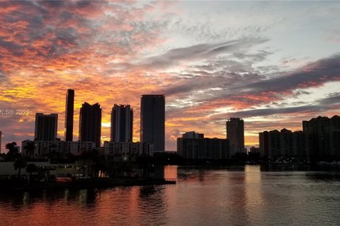 Condominio en venta en North Miami Beach, Florida, 2 dormitorios, 106.65 m2 № 1938463 - foto 2