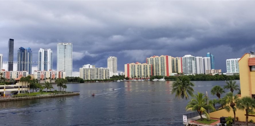 Condominio en North Miami Beach, Florida, 2 dormitorios № 1938463