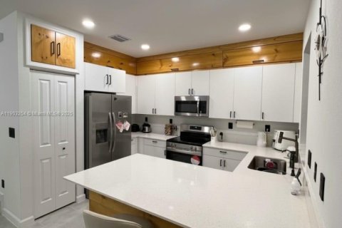 Снять в аренду таунхаус в Хомстед, Флорида 3 спальни, 137.77м2, № 1955644 - фото 1