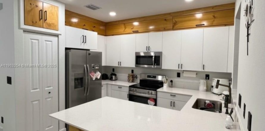 Таунхаус в Хомстед, Флорида 3 спальни, 137.77м2 № 1955644