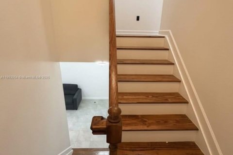 Снять в аренду таунхаус в Хомстед, Флорида 3 спальни, 137.77м2, № 1955644 - фото 5