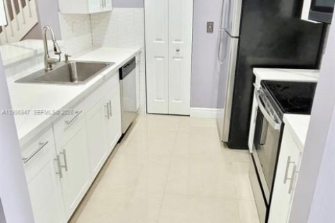 Touwnhouse à louer à Homestead, Floride: 4 chambres, 143.44 m2 № 1994996 - photo 6