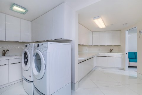 Condo in Key Biscayne, Florida, 4 bedrooms  № 1941844 - photo 16