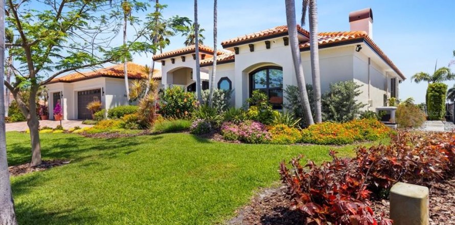 House in Saint Petersburg, Florida 3 bedrooms, 280.47 sq.m. № 1640003