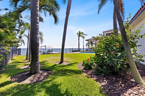 House in Saint Petersburg, Florida 3 bedrooms, 280.47 sq.m. № 1640003 - photo 13