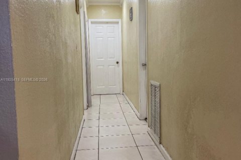 House in Hollywood, Florida 3 bedrooms, 120.03 sq.m. № 1995108 - photo 13