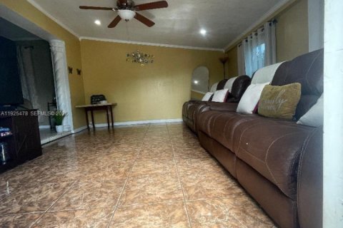 House in Hollywood, Florida 3 bedrooms, 120.03 sq.m. № 1995108 - photo 7