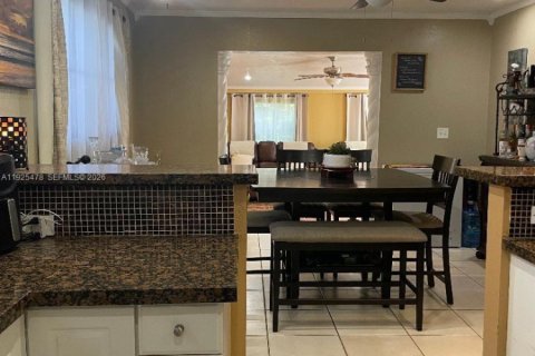 House in Hollywood, Florida 3 bedrooms, 120.03 sq.m. № 1995108 - photo 9