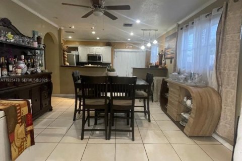 House in Hollywood, Florida 3 bedrooms, 120.03 sq.m. № 1995108 - photo 8