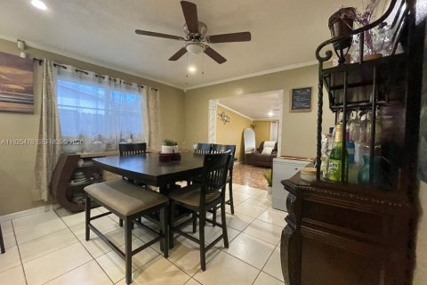 House in Hollywood, Florida 3 bedrooms, 120.03 sq.m. № 1995108 - photo 10