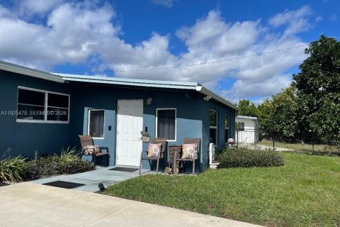 House in Hollywood, Florida 3 bedrooms, 120.03 sq.m. № 1995108 - photo 4