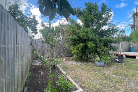 House in Hollywood, Florida 3 bedrooms, 120.03 sq.m. № 1995108 - photo 25