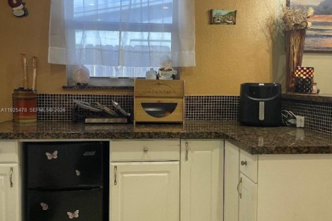 House in Hollywood, Florida 3 bedrooms, 120.03 sq.m. № 1995108 - photo 12