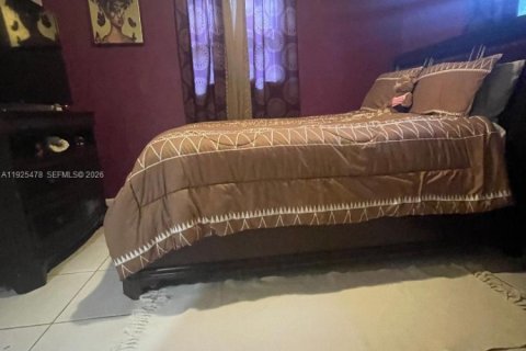 House in Hollywood, Florida 3 bedrooms, 120.03 sq.m. № 1995108 - photo 20