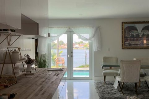 House in Miami Gardens, Florida 4 bedrooms, 207.36 sq.m. № 1847757 - photo 9