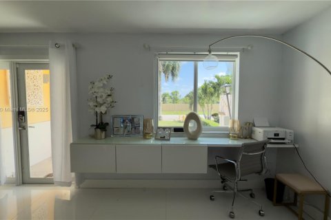 House in Miami Gardens, Florida 4 bedrooms, 207.36 sq.m. № 1847757 - photo 3