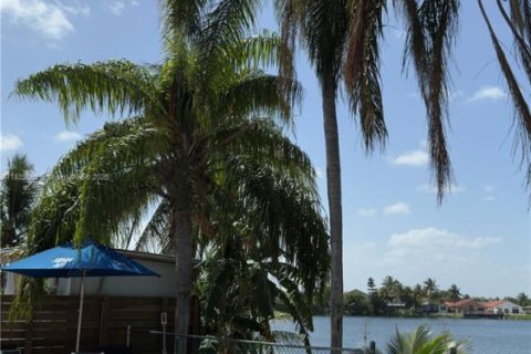 House in Miami Gardens, Florida 4 bedrooms, 207.36 sq.m. № 1847757 - photo 7