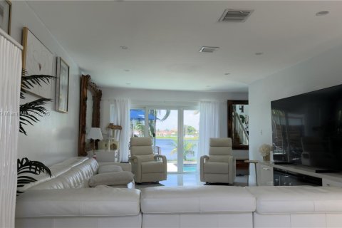 House in Miami Gardens, Florida 4 bedrooms, 207.36 sq.m. № 1847757 - photo 2