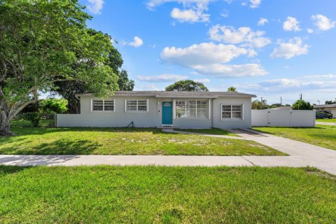 Villa ou maison à vendre à Palm Springs, Floride: 4 chambres, 120.77 m2 № 2185078 - photo 2