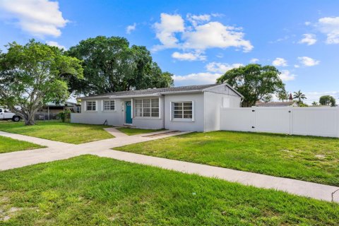 Villa ou maison à vendre à Palm Springs, Floride: 4 chambres, 120.77 m2 № 2185078 - photo 3