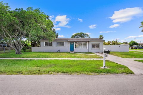 House in Palm Springs, Florida 4 bedrooms, 120.77 sq.m. № 2185078