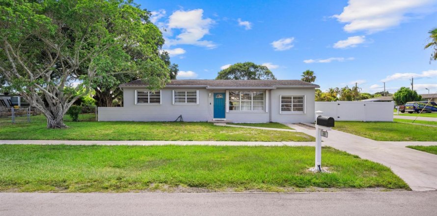 Villa ou maison à Palm Springs, Floride 4 chambres, 120.77 m2 № 2185078
