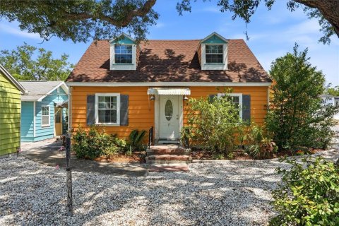 House in Gulfport, Florida 6 bedrooms, 297.94 sq.m. № 2204998