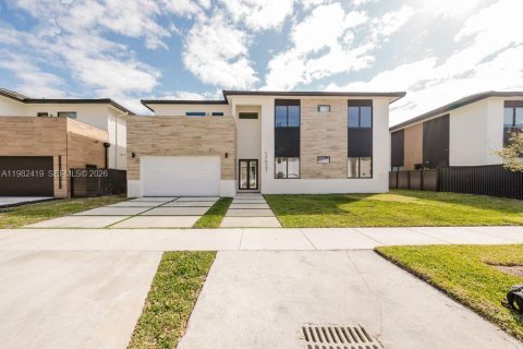 Дом в Майами, Флорида 5 спален, 318.38м2 № 2048466