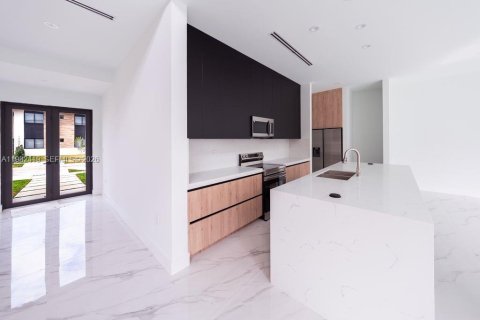 Купить виллу или дом в Майами, Флорида 5 спален, 318.38м2, № 2048466 - фото 8